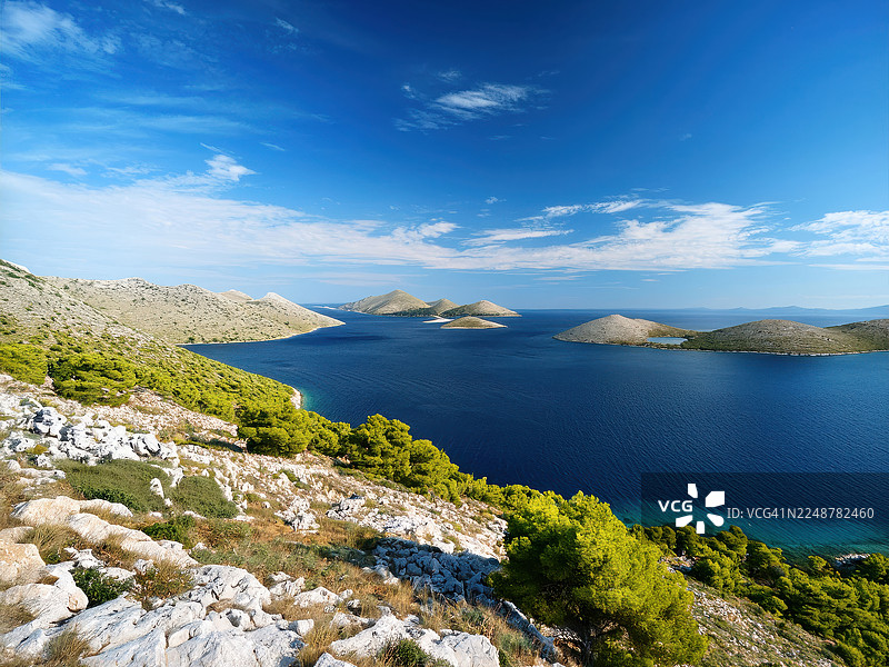 克罗地亚科纳提，晴朗天空下，蔚蓝大海与零星岛屿的壮丽鸟瞰图图片素材