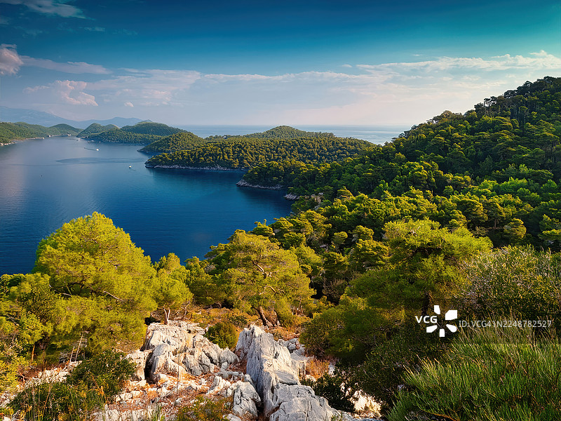 克罗地亚，岛屿船只租赁服务，碧海蓝天，绿意盎然的岛屿，令人惊叹的航拍景观图片素材