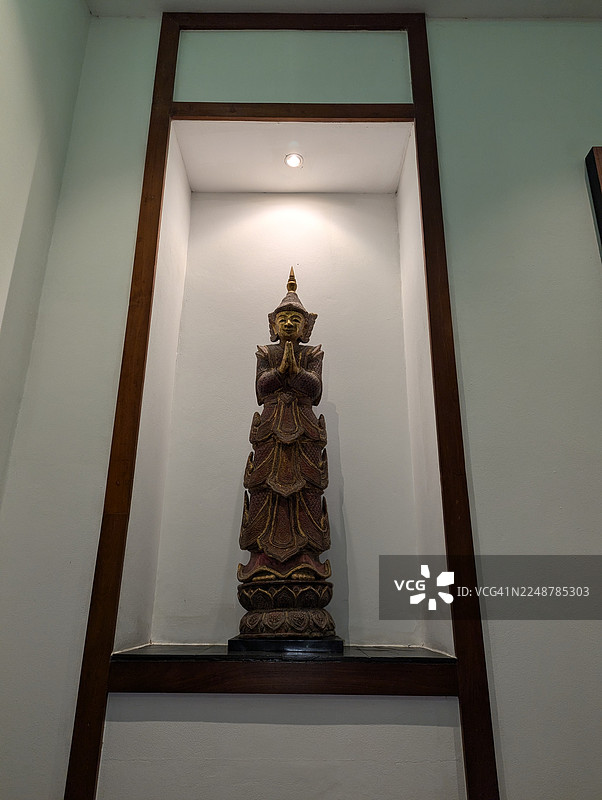 低角度拍摄的寺庙佛像，展现了古老的工艺和宁静的禅意，泰国图片素材