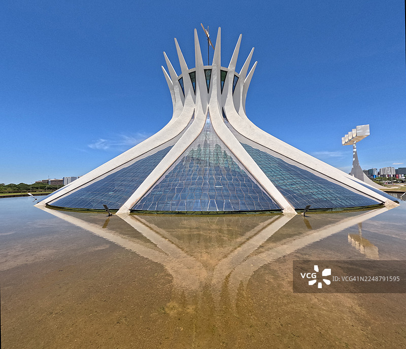 巴西利亚大教堂(葡萄牙语:Catedral Metropolitana Nossa Senhora Aparecida),又称巴西利亚圣母阿帕雷西达大都会大教堂,由巴西建筑师奥斯卡·尼迈耶设计。图片素材