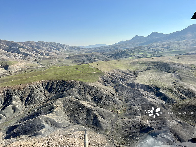 伦敦，英国，英国，在晴朗的蓝天下，山地景观的广阔航拍，有山谷和绿色斑块图片素材