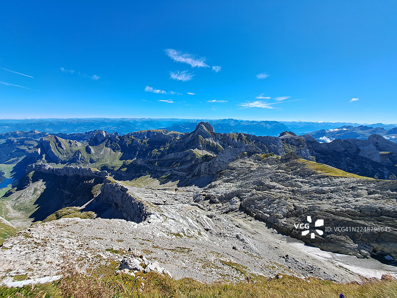 瑞士洪德威尔，晴朗蓝天下雄伟的山景，展现出崎岖的山峰和广阔的自然美景图片素材