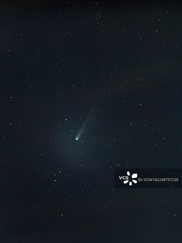 仰视视角下的彗星与星空，展现出奇妙与宇宙之美图片素材
