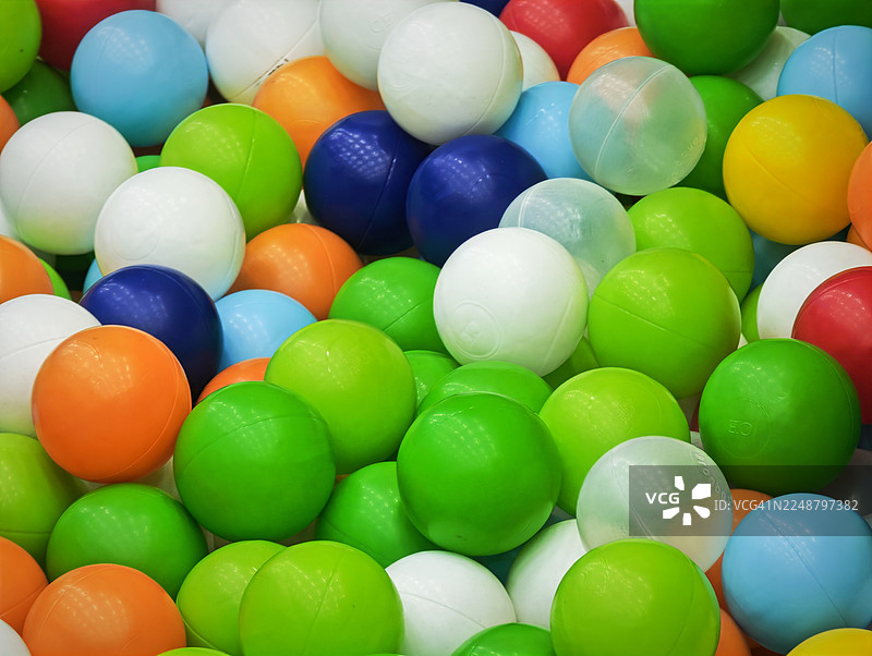 色彩鲜艳的塑料球充满画面，形成富有纹理的趣味背景图片素材