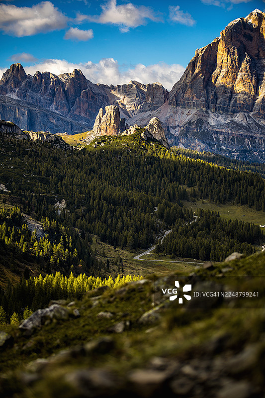意大利多洛米蒂地区，五峰山，雄伟的山脉，郁郁葱葱的绿色森林，戏剧性的天空图片素材