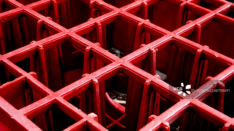 充满活力的红色塑料筐纹理，带有几何图案和抽象形状的全画幅特写图片素材