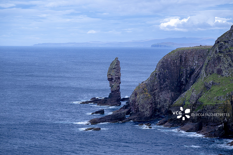 多云天空下，广阔的蓝色海洋沿岸的戏剧性海蚀柱和崎岖的悬崖，英国，英国，斯托尔老人图片素材