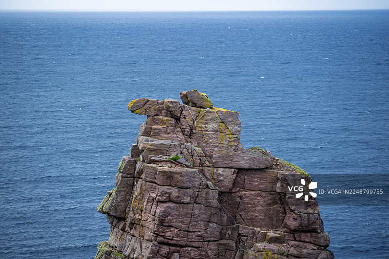 壮丽的苏格兰斯托尔老人岩石的航拍图，一座崎岖的岩石从深蓝色的大海中拔地而起，天空晴朗，英国，苏格兰，斯托尔老人岩石图片素材