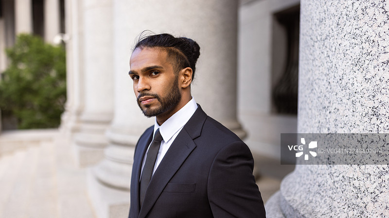 商务人士站在柱子旁边图片素材