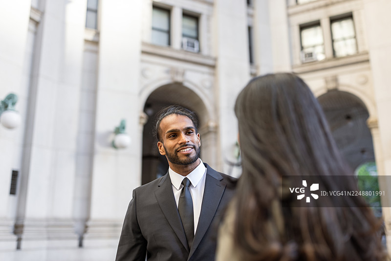 商务人士在户外交谈图片素材