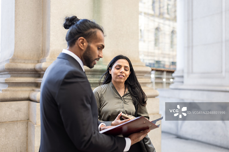 商务专业人士在城市环境中进行交谈图片素材