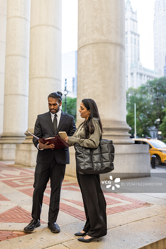 城市街道上的商务会议图片素材