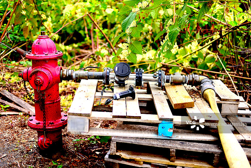 水龙带连接到消防栓图片素材