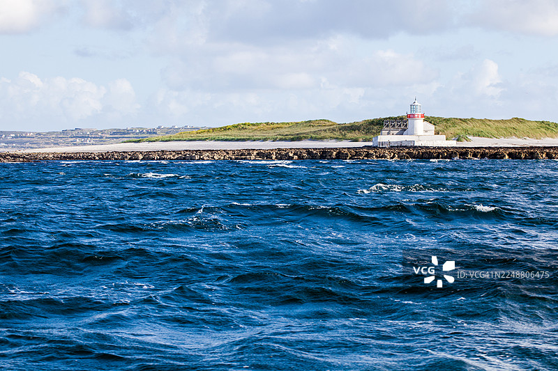 爱尔兰戈尔韦郡阿拉恩群岛因尼斯莫尔海边小灯塔，海景视角图片素材