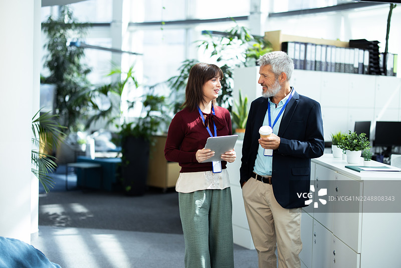 商务同事在现代办公室讨论工作图片素材