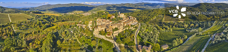 意大利托斯卡纳基安蒂葡萄酒产区的蒙特菲奥拉莱村庄图片素材