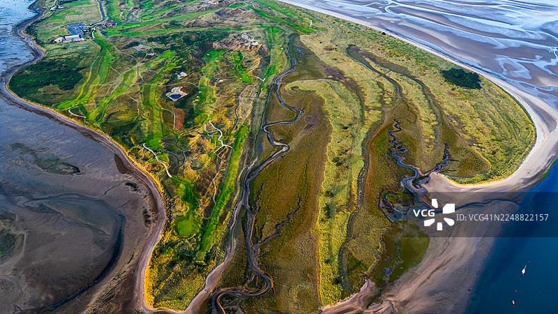 爱尔兰都柏林马拉海德附近潮汐湿地和天然河口水道的航拍图，蜿蜒的溪流和滩涂汇入爱尔兰海的海岸景观，自然与环境概念，用于生态视觉图片素材
