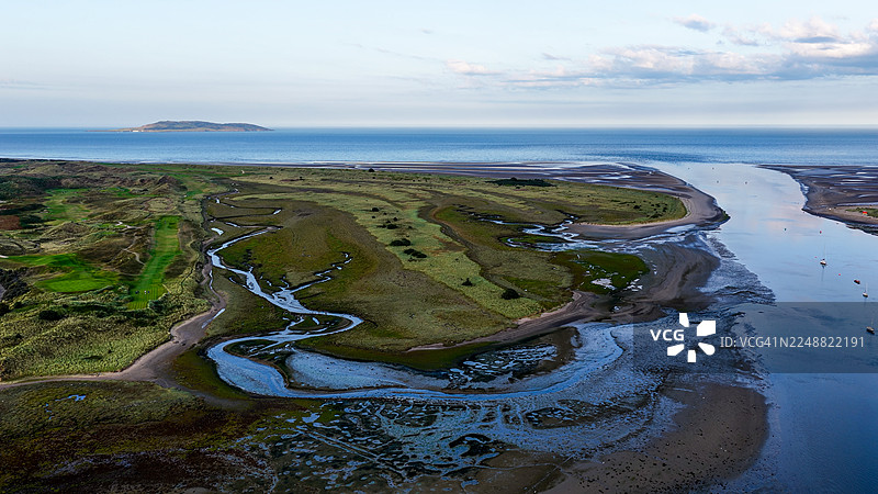 航拍都柏林马拉海德附近潮汐湿地和天然河口水道，海岸景观，蜿蜒的溪流和滩涂汇入爱尔兰海，自然与环境概念，用于生态视觉图片素材