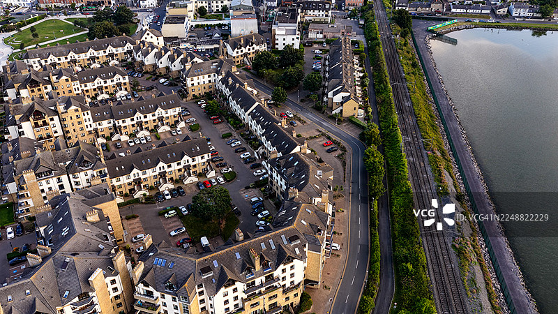 爱尔兰都柏林马拉海德码头和海岸住宅区的日落空中景观，船只停泊在平静水面整齐的船坞中，传统海滨城镇布局，现代公寓和风景优美的天然河口，旅行和生活方式概念图片素材