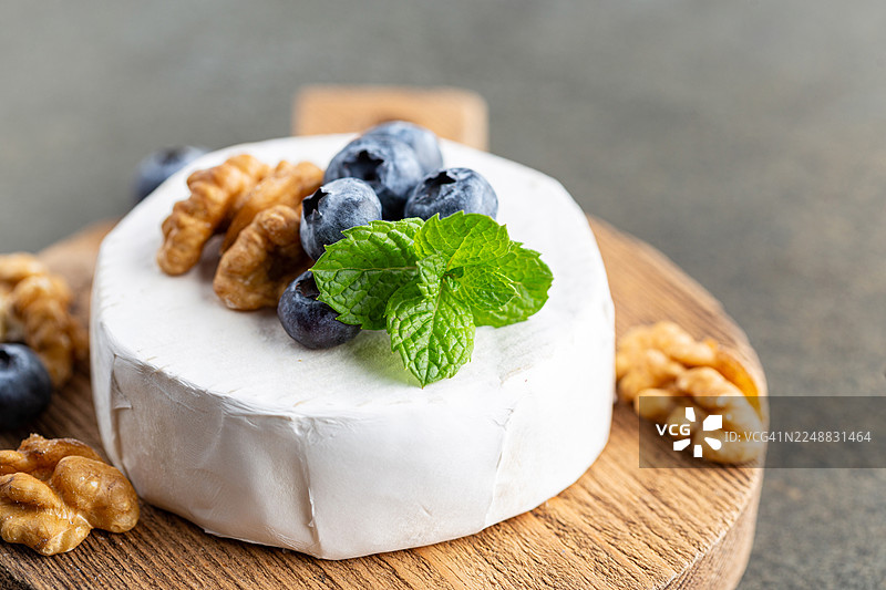 蓝莓布里奶酪或卡蒙贝尔奶酪特写图片素材