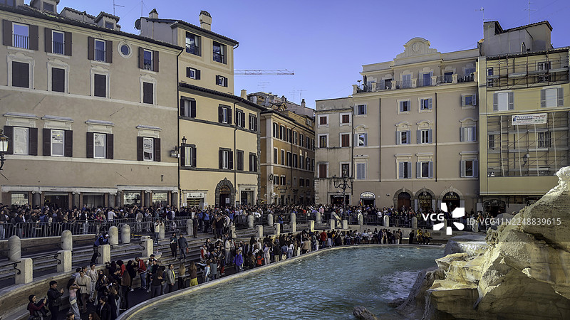 成群的游客聚集在著名的特莱维喷泉周围图片素材