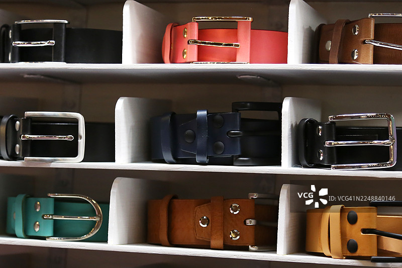 当地服装市场上准备出售的全画幅多色皮革腰带图片素材