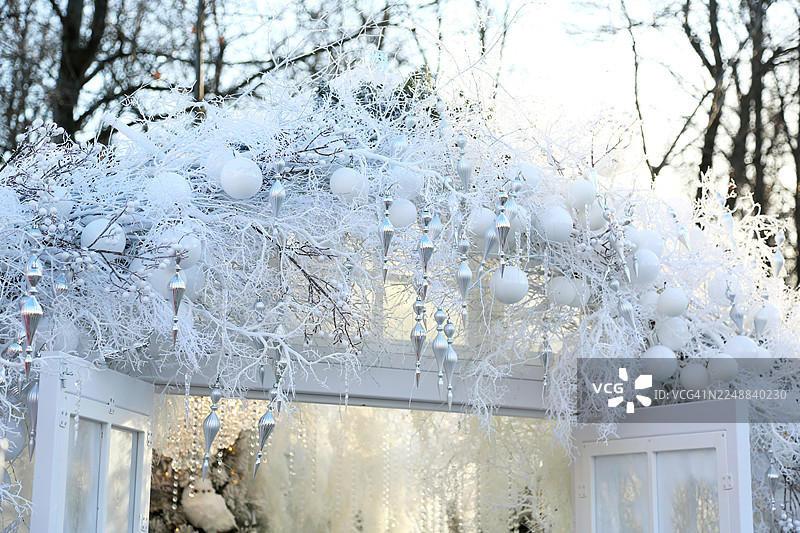 全画幅户外节日圣诞装饰，闪光花环、白色吊球和冰柱图片素材