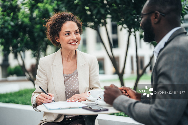 商务人士在街边咖啡馆工作图片素材