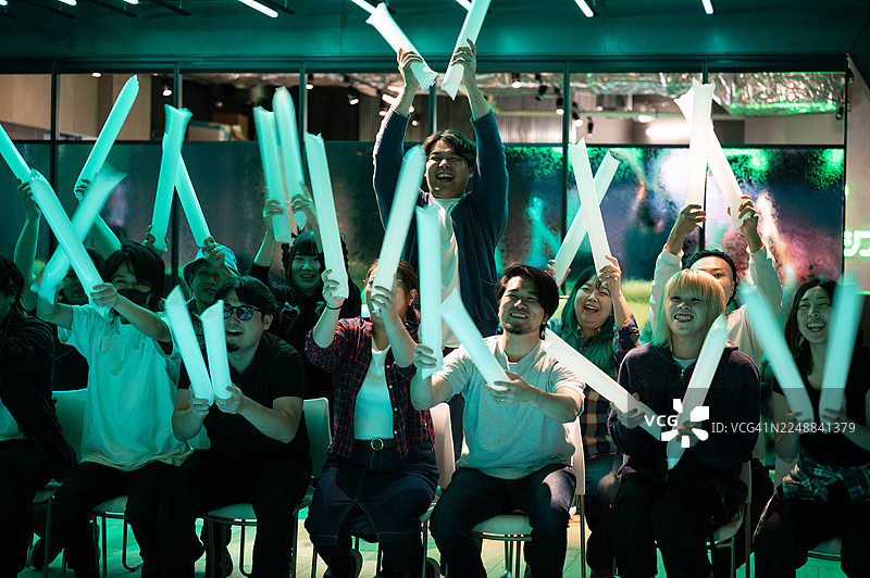 电子竞技比赛的观众庆祝胜利图片素材