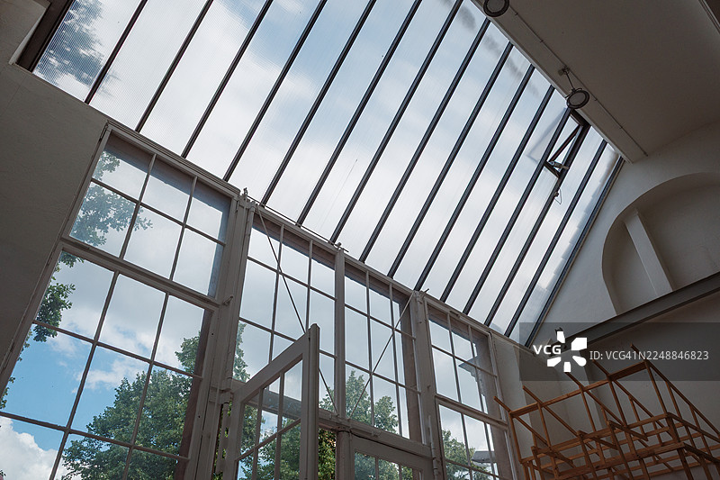 工业天窗和工作室窗户的低角度视图图片素材