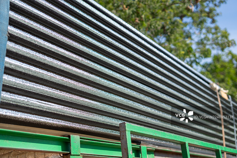 卡车车斗上堆叠的带隔热层的金属屋面板图片素材