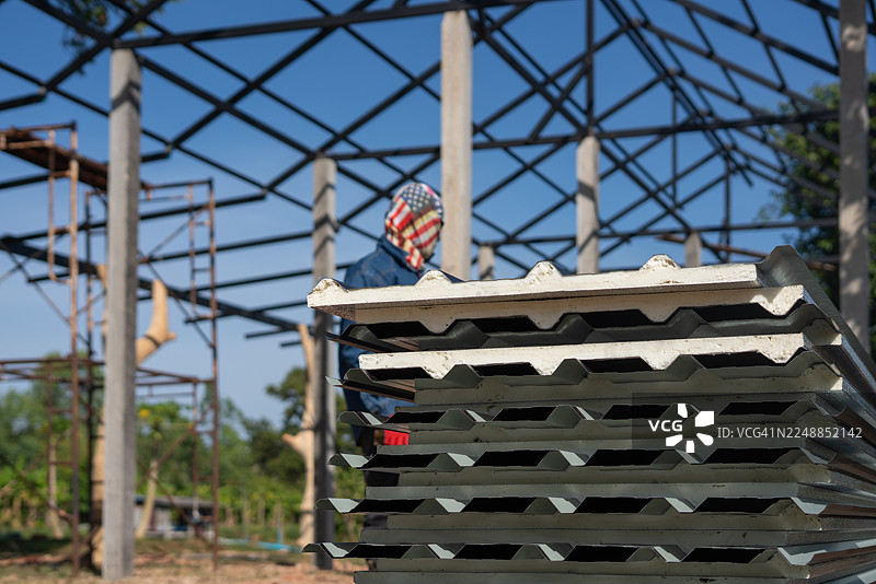 建筑工地上堆叠的隔热金属屋面板图片素材