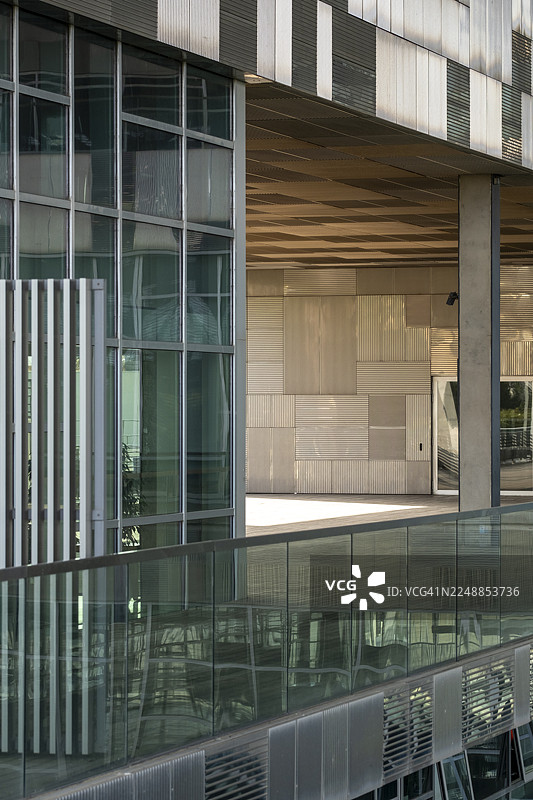 蒙彼利埃市政厅的现代建筑体块与反光表面，带有结构悬挑和开放式走道图片素材