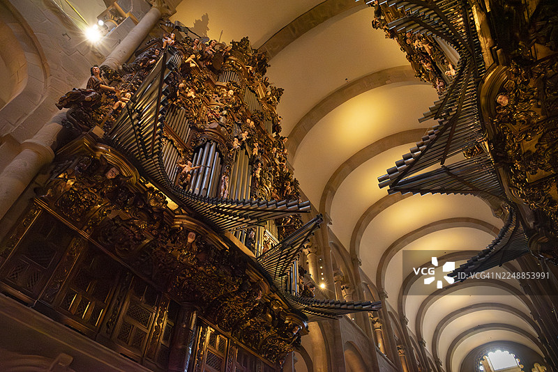 圣地亚哥-德孔波斯特拉大教堂内的巴洛克管风琴和雕刻细节图片素材