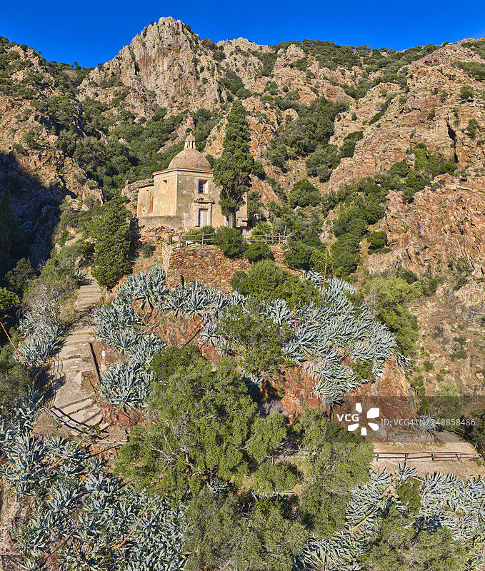 意大利艾尔巴岛的蒙特塞拉特圣母教堂图片素材