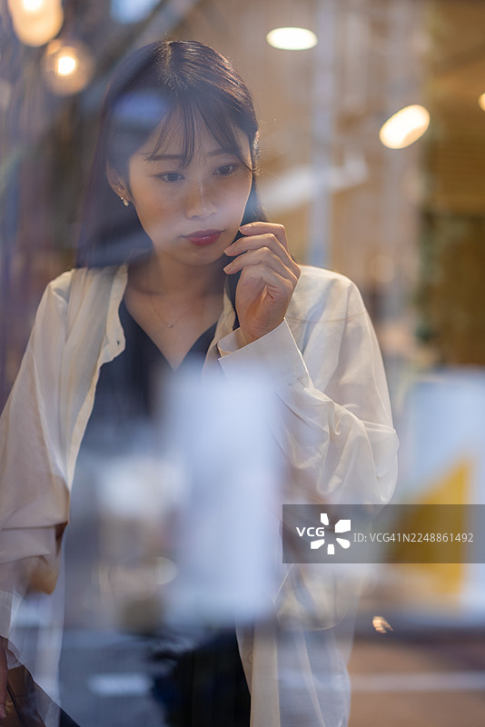 女人在城市购物图片素材