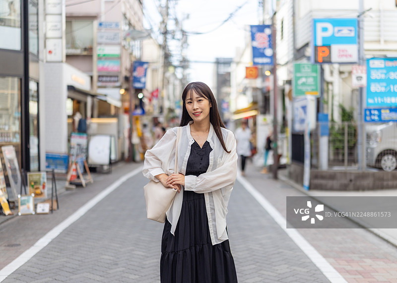购物街上站着的女性肖像图片素材