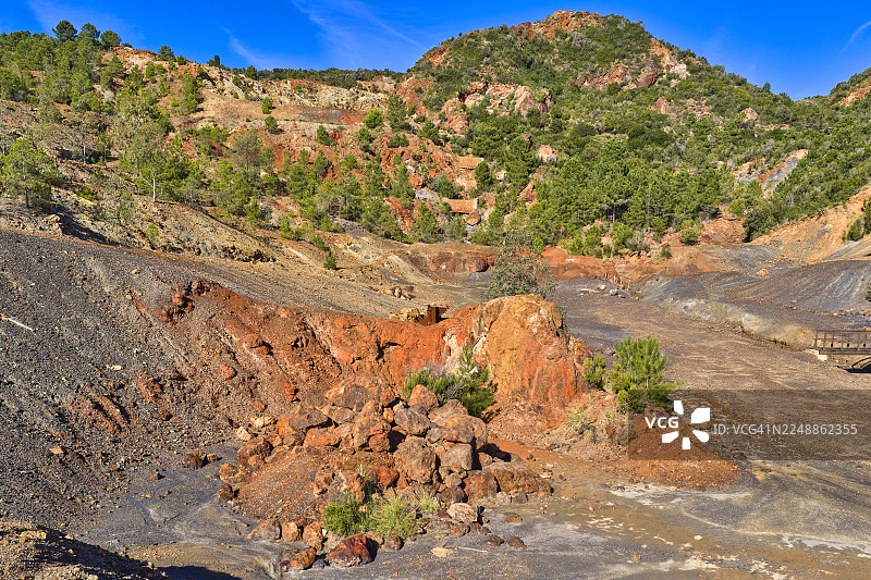 意大利厄尔巴岛上的废弃矿井图片素材