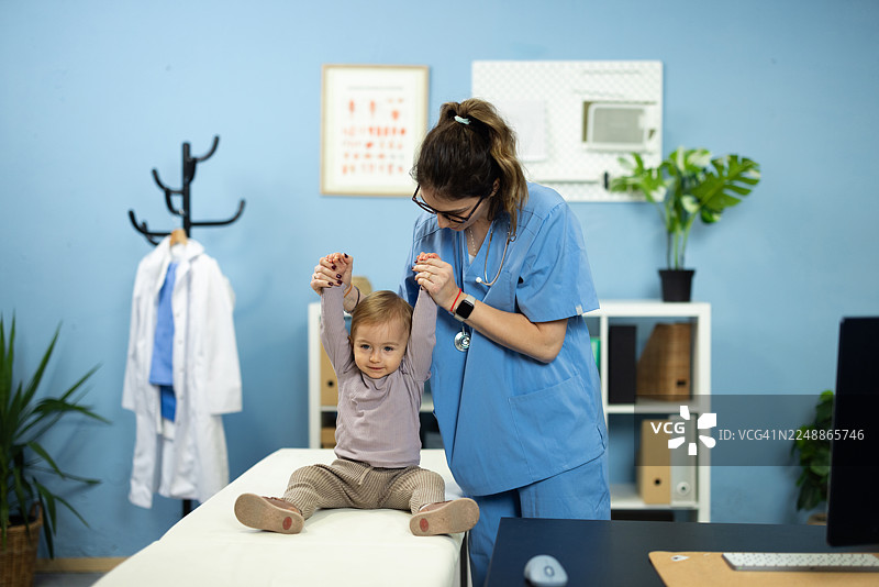 儿科医生在例行体检中为婴儿做检查图片素材
