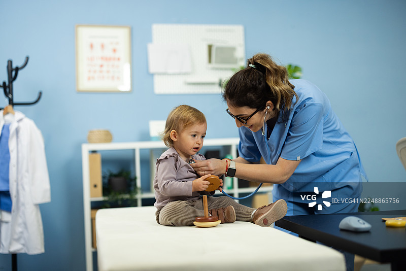 医生在儿科检查时为幼儿患者进行检查图片素材