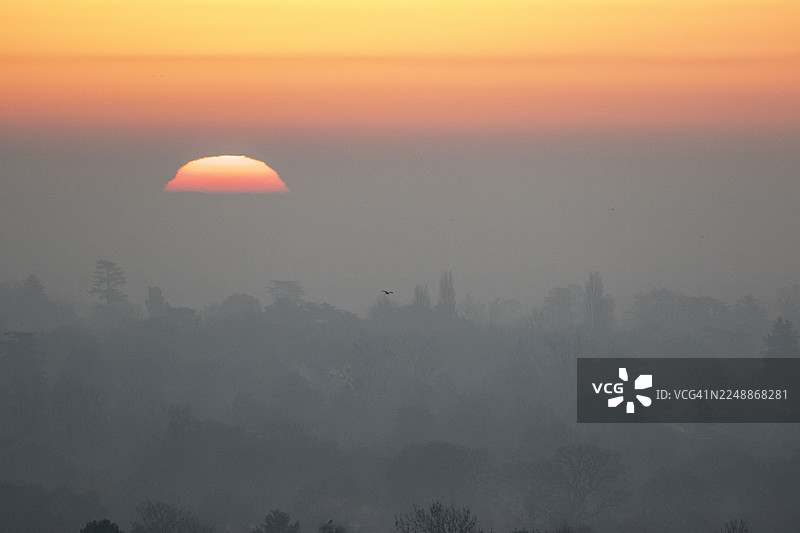 晨雾之上冉冉升起的太阳图片素材