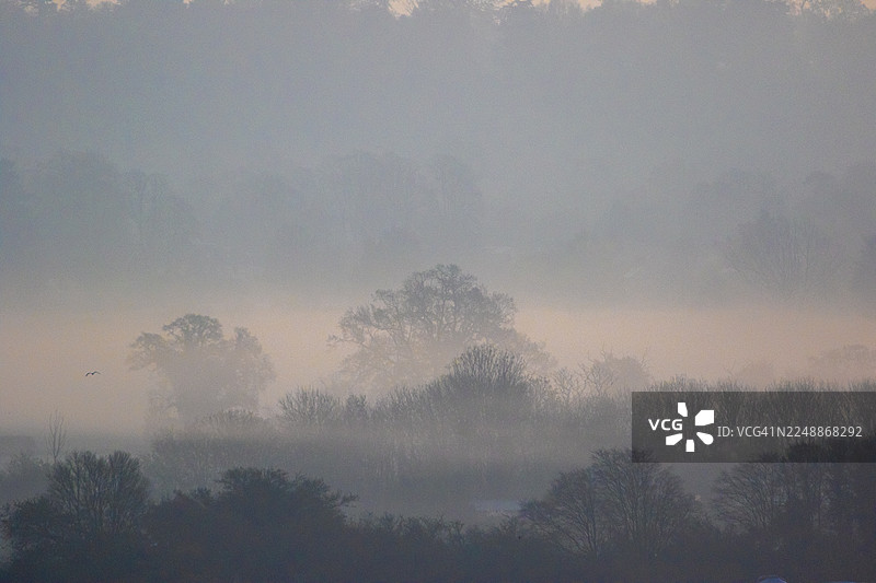 晨雾弥漫泰晤士河谷图片素材