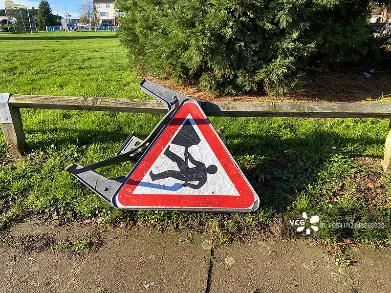 英国住宅街道上废弃的施工警示牌图片素材