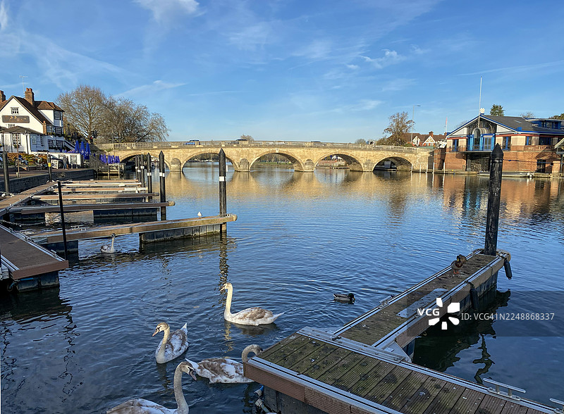 从亨利桥看向泰晤士河的全景图片素材