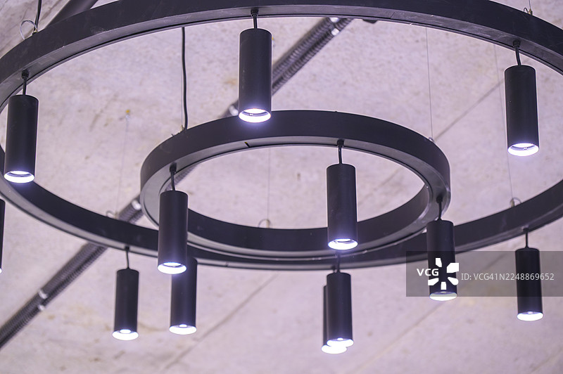 现代黑色圆形吸顶灯，带射灯设计图片素材