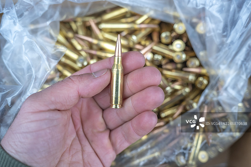 手持单发步枪弹药弹壳图片素材