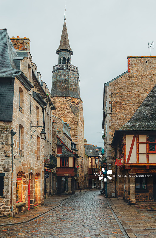 法国布列塔尼迪南迷人的中世纪石板街道和古老塔楼图片素材