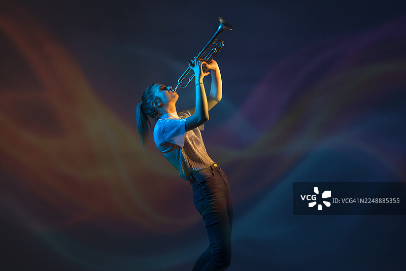 年轻女子吹奏小号图片素材