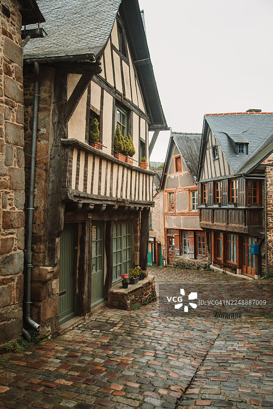 法国布列塔尼迪南雨中的中世纪鹅卵石街道图片素材