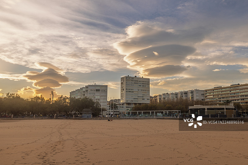 戏剧性的透镜状云彩构成海岸天际线图片素材